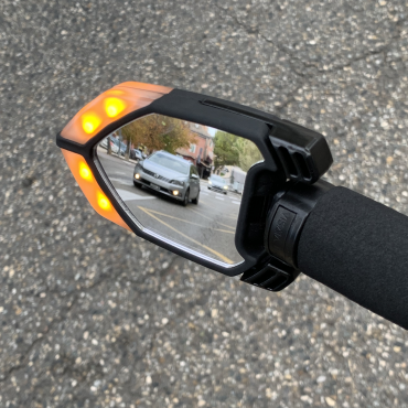 QLÏR grâce à sa fonction rétroviseur permet de voir facilement ce qu'il se passe derrière soi.