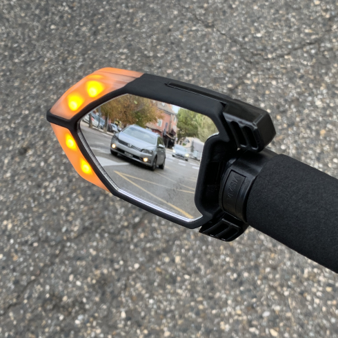 QLÏR grâce à sa fonction rétroviseur permet de voir facilement ce qu'il se passe derrière soi.